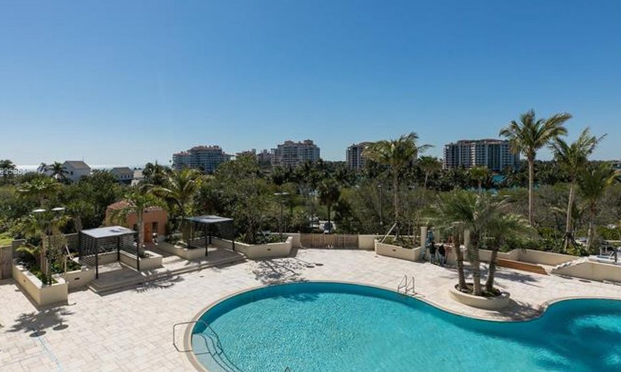 Building Photo - 400 S Pointe Dr