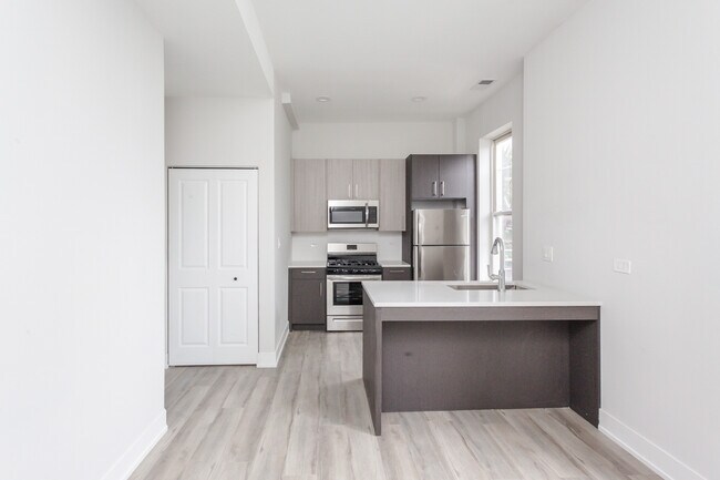 Building Photo - 816 W 18th St