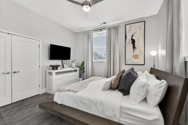 Building Photo - 1424 N Park Pl