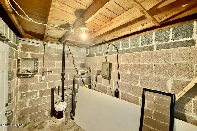 Building Photo - 1305 Flower Dr