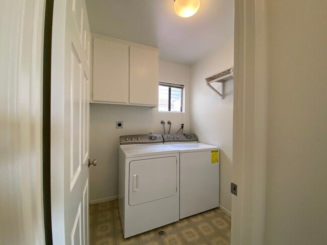 Building Photo - Cardiff Home in Desirable Sandy Point!