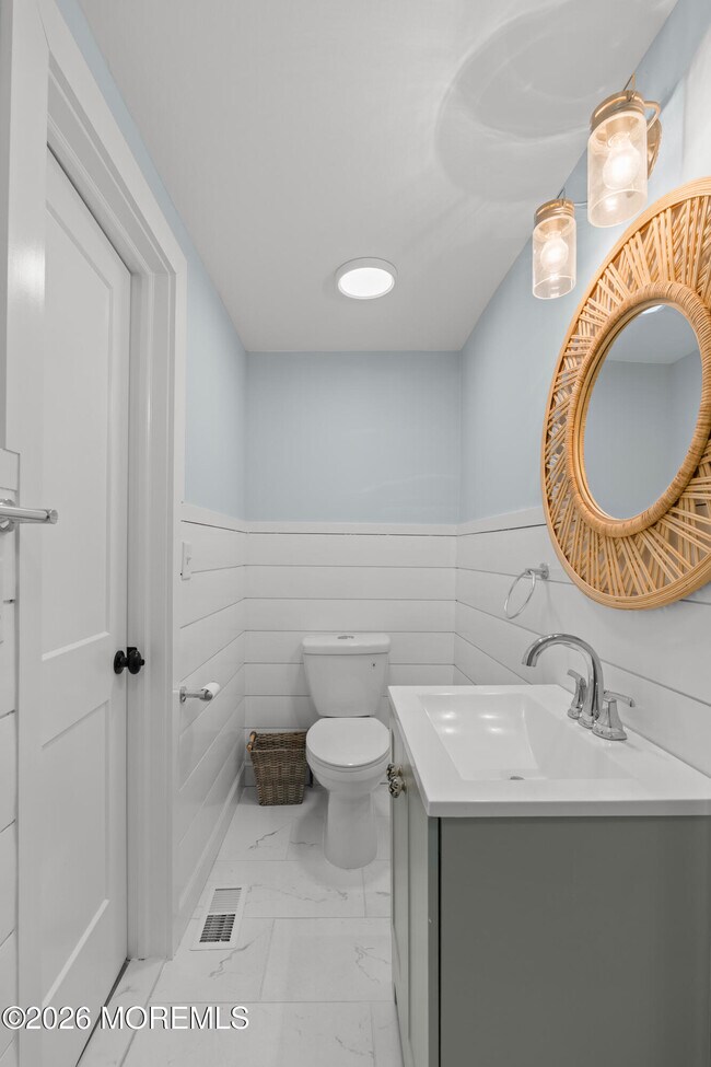 Building Photo - 11 Center St