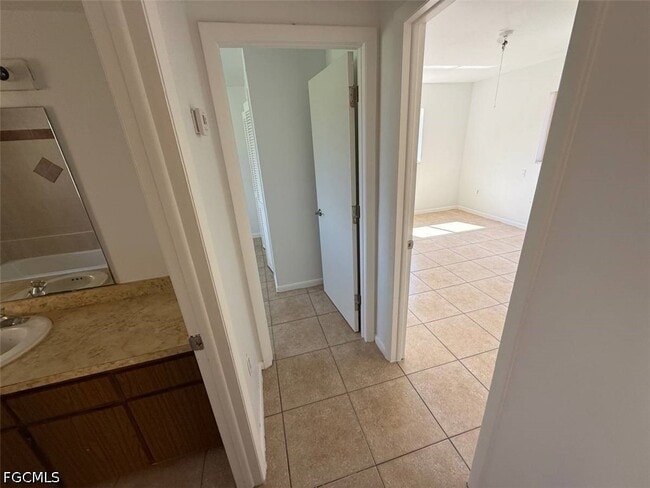 Building Photo - 537 SE 6th Pl