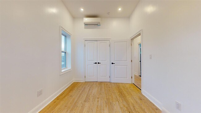 Building Photo - 2050 Strauss St