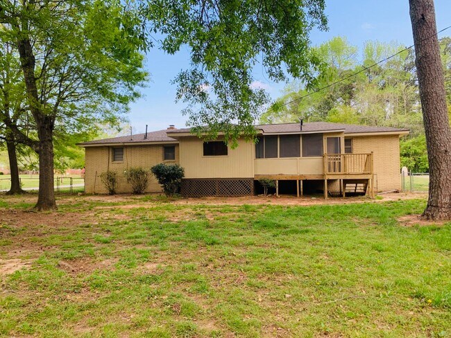 Building Photo - Wow, great location, newly renovated, 4 beds/2 bath, private fenced yard, sun room/office, must see!