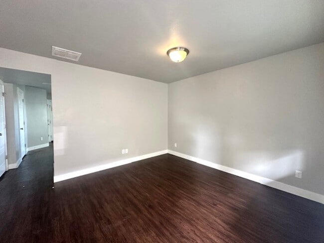 Building Photo - 385 480 W