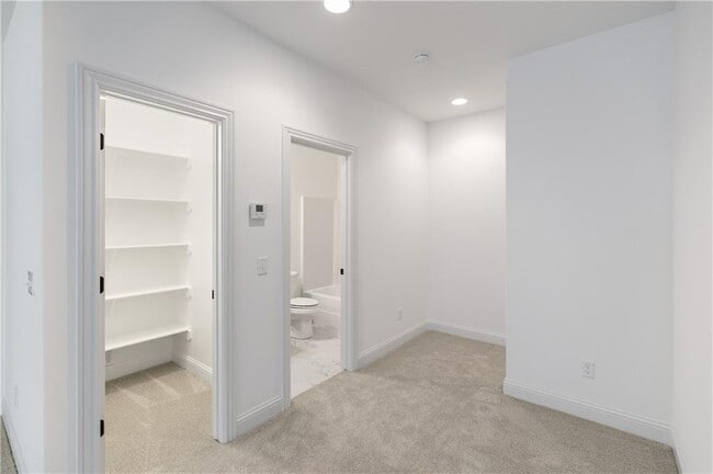 Building Photo - 1600 SW Montrose Ave