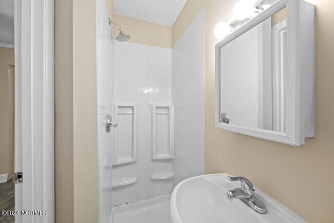 Building Photo - 1306 E 1st St