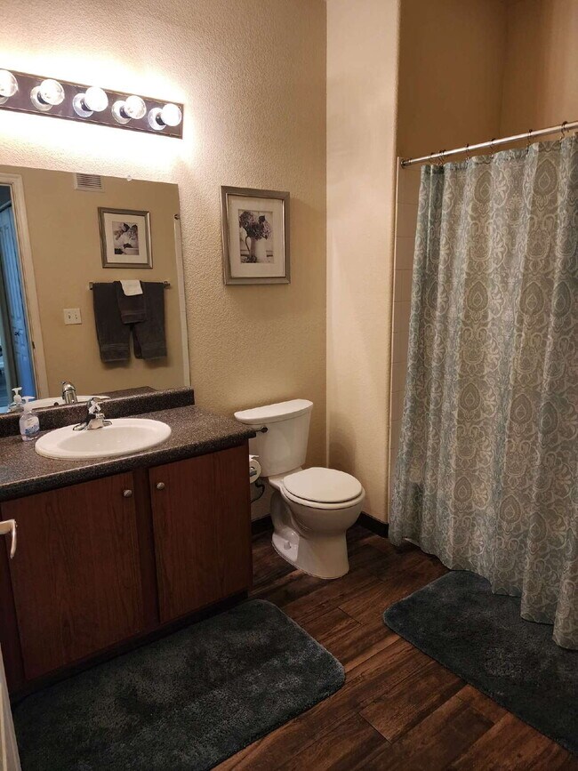 Building Photo - Fully furnished 2 bedroom 2 bathroom unit ...