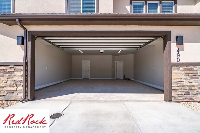 Building Photo - Modern 4-Bed Townhome in Hurricane Heights