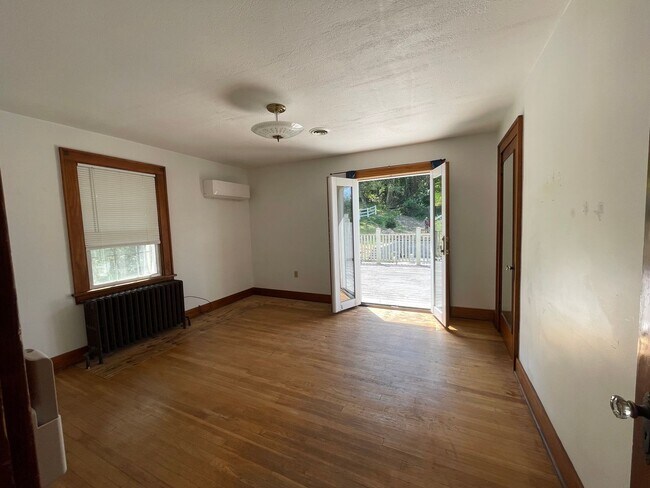 Building Photo - Spacious 3 Bedroom Single Family Home with...