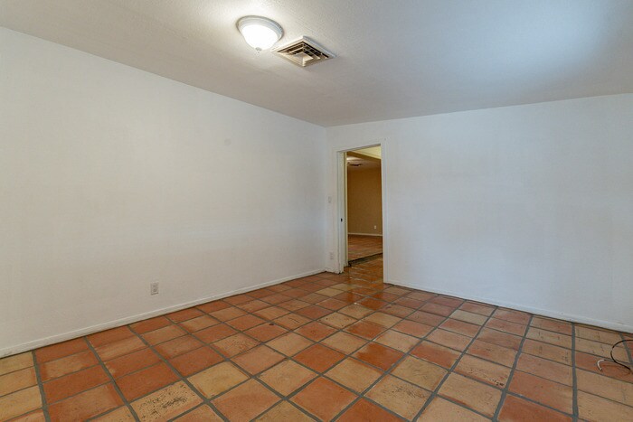 Building Photo - 1025 W 12th Pl