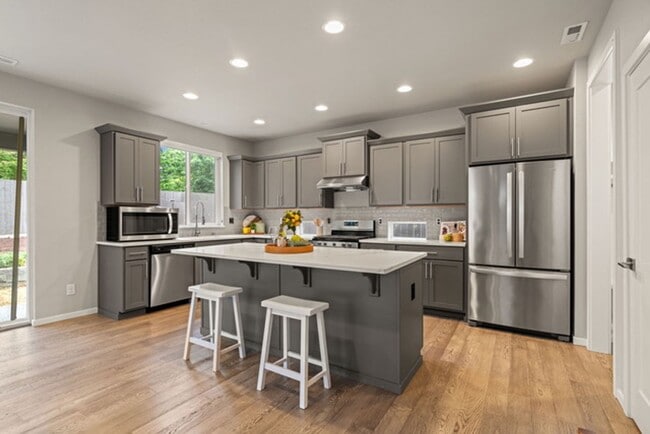 Building Photo - Listed For Rent