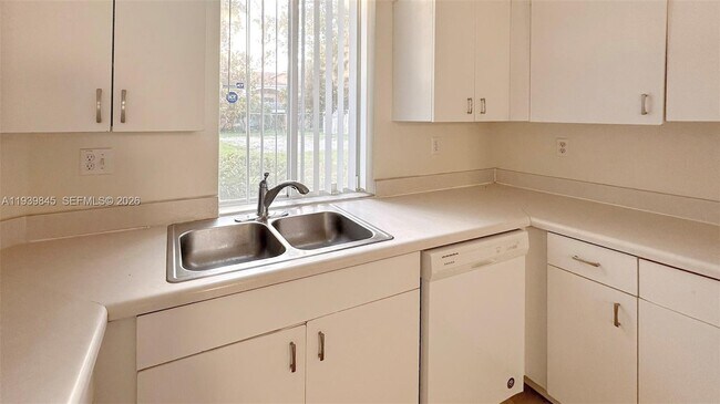 Building Photo - 6928 SW 39th St