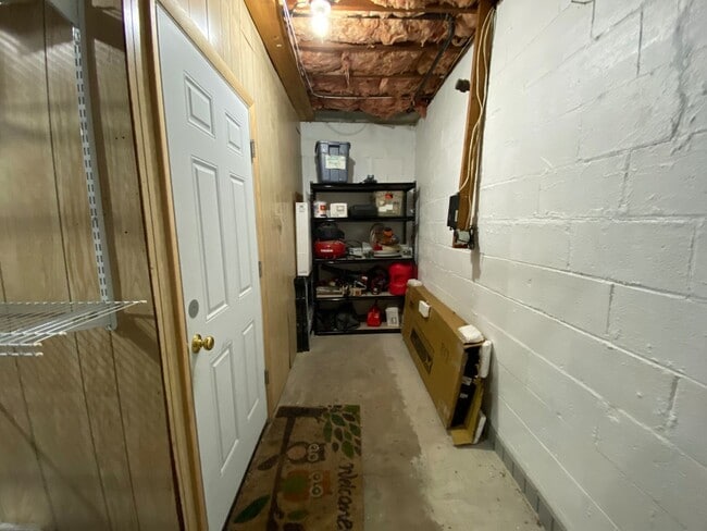 Building Photo - Two Bedroom in Castle Shannon! Central air - Garage - Laundry!