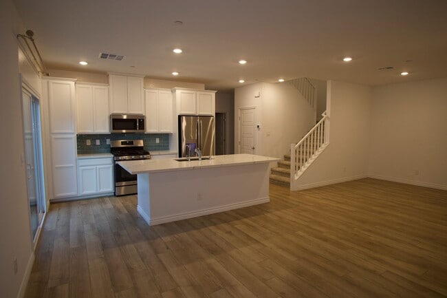 Building Photo - Spacious 2 Story Townhome!