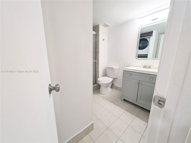 Building Photo - 310 Lakeview Dr
