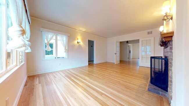 Building Photo - San Francisco Living at Its Finest