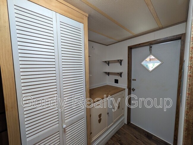 Building Photo - 6511 Blue Springs Rd