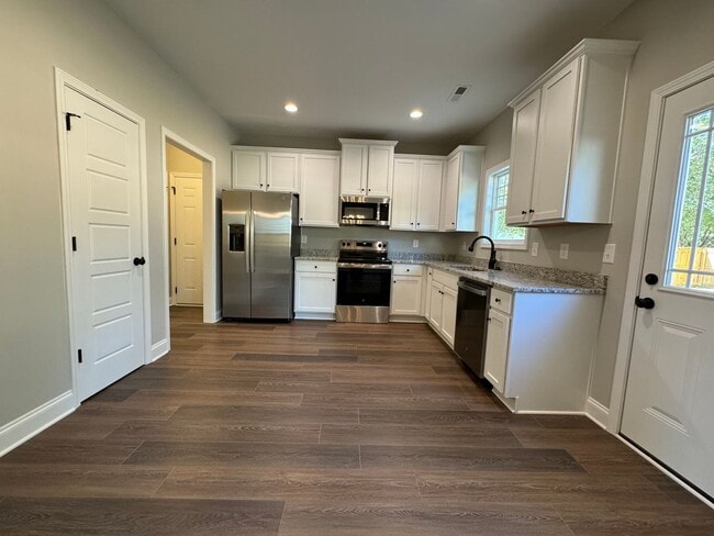 Building Photo - NEWER 4/2.5 House in Armuchee-$2,195