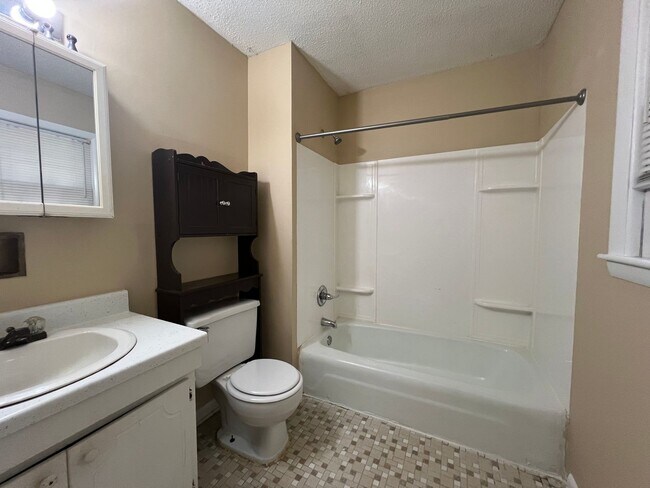 Building Photo - 6458 Easthampton Rd