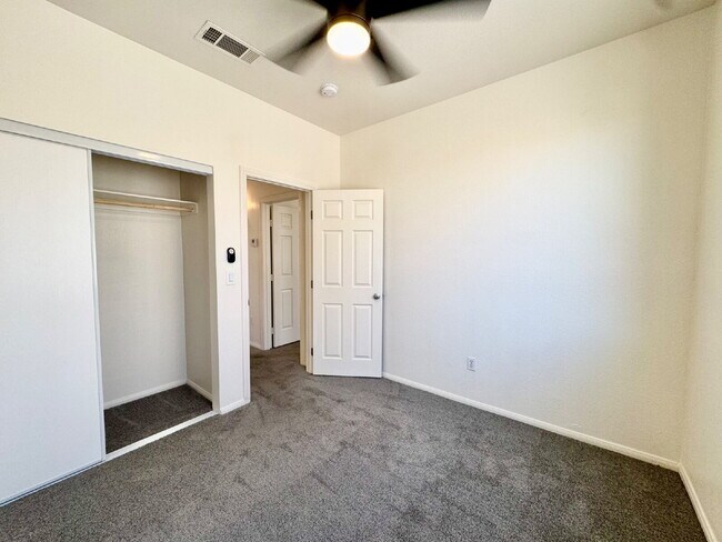 Building Photo - Spacious 4BD/3BA NLV Home with Downstairs ...