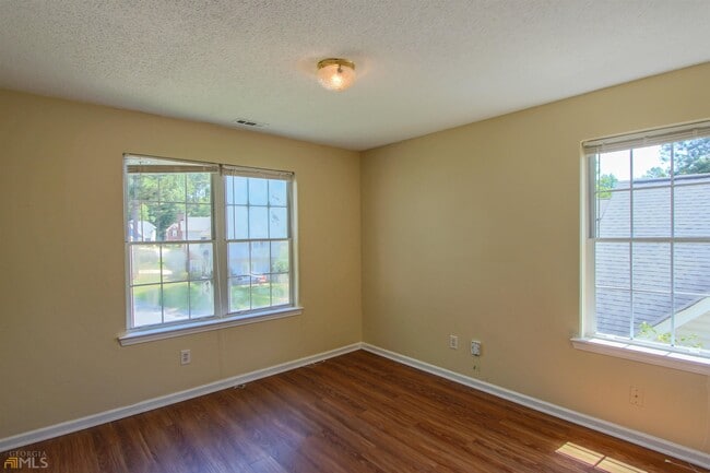 Building Photo - 619 W Manor