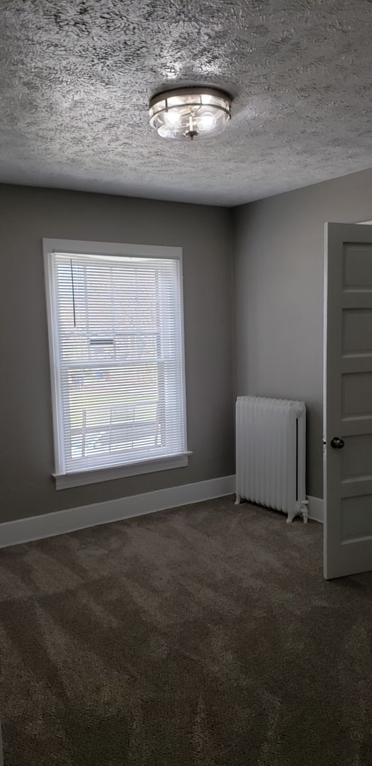 Building Photo - 2 bedroom 1 bath duplex