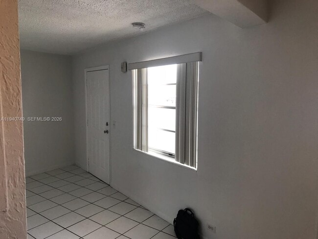 Building Photo - 1610 NW N River Dr