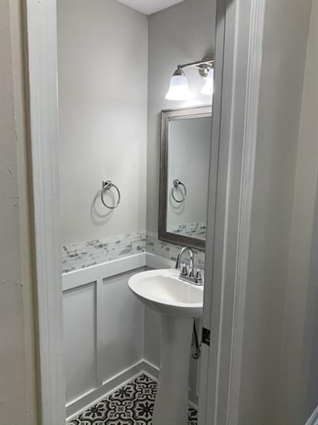 Building Photo - NEW DEAL! FIRST MONTH’S RENT FREE WITH A 1-YEAR LEASE!