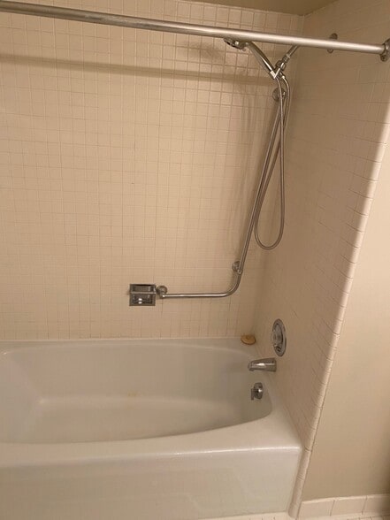 Bathroom 1b - 16150 N Park Dr