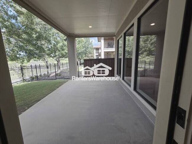 Building Photo - FOR RENT - MOVE IN READY in the highly sou...