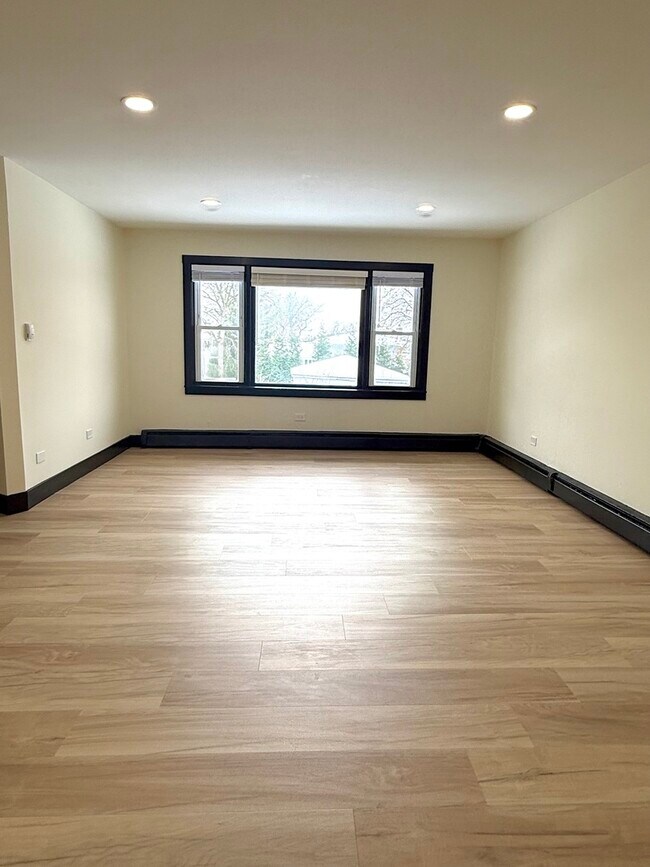 Building Photo - 1115 E Algonquin Rd