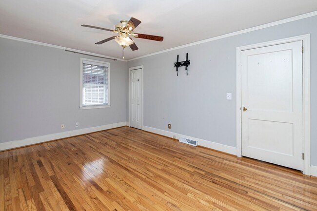 Building Photo - Beautiful rental full of character and charm located in The Avenues of Cayce! Close to USC!