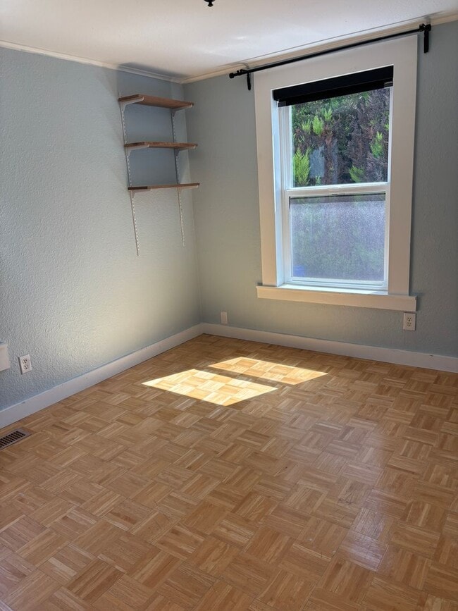 Building Photo - Cute Updated Home in Newberg