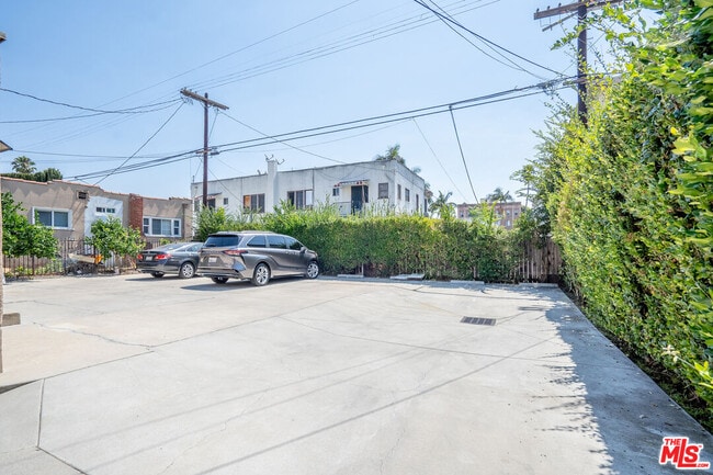 Building Photo - 1188 S Bronson Ave