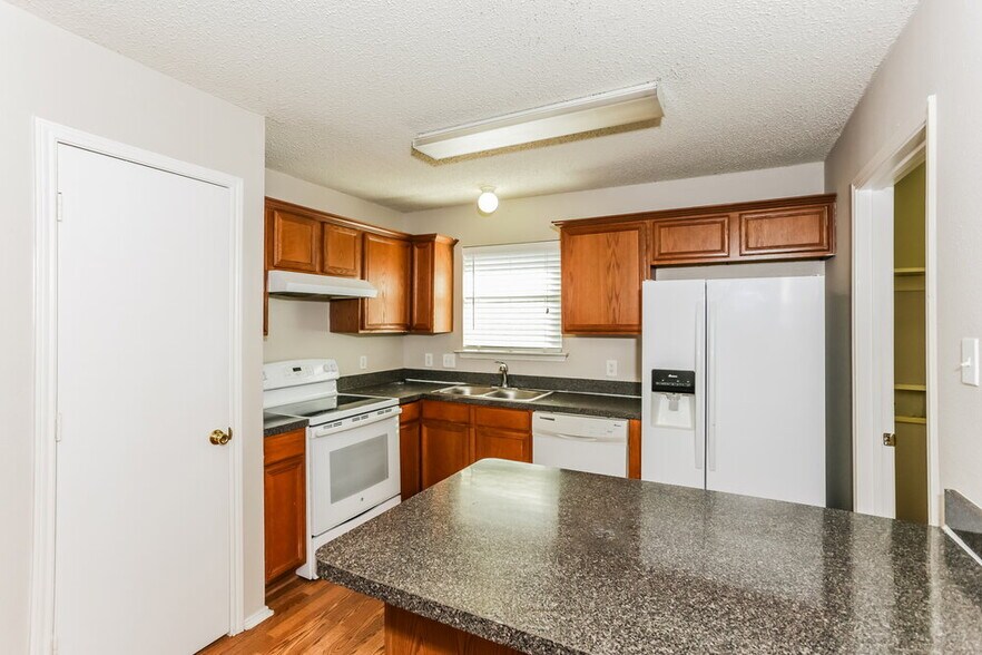 Building Photo - 617 Sawyer Dr