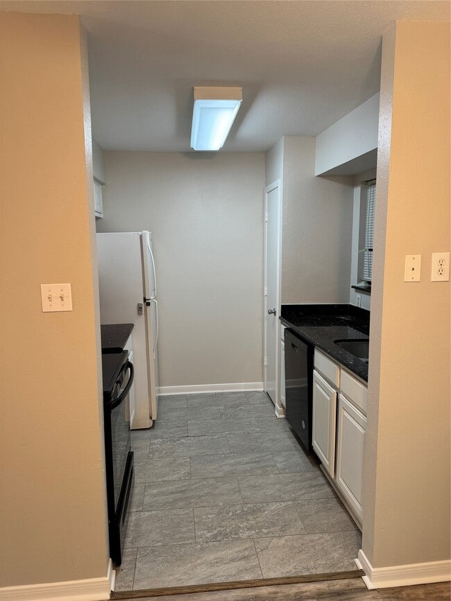 Building Photo - 3300 Pebblebrook Dr