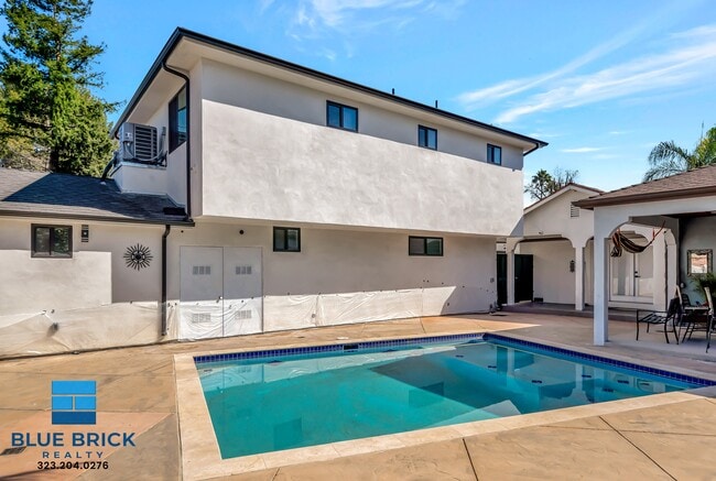 Building Photo - 5843 Vanalden Ave