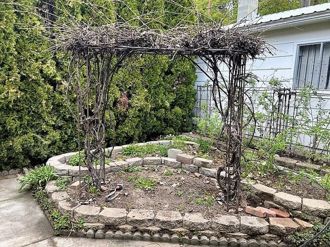 Building Photo - A st.