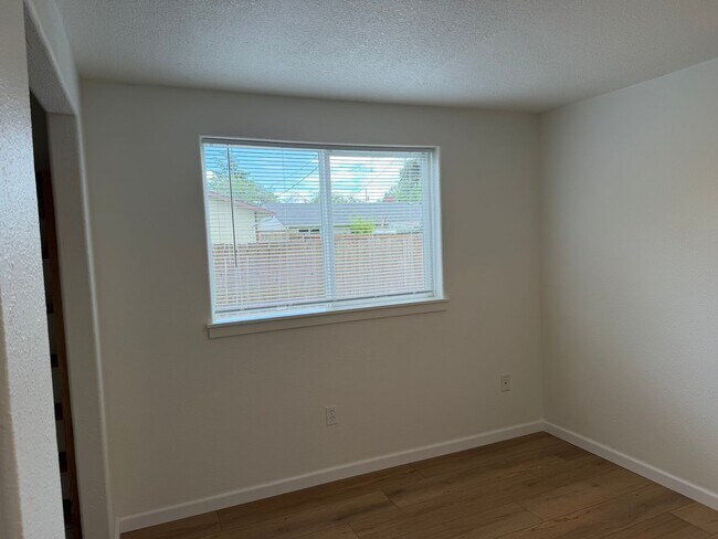 Building Photo - Updated 3 bedroom 1 bath duplex in Junction City!