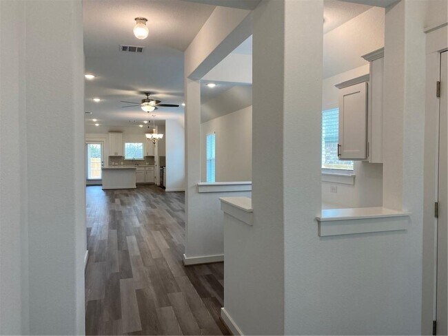 Building Photo - 652 Pheasant Hill Ln