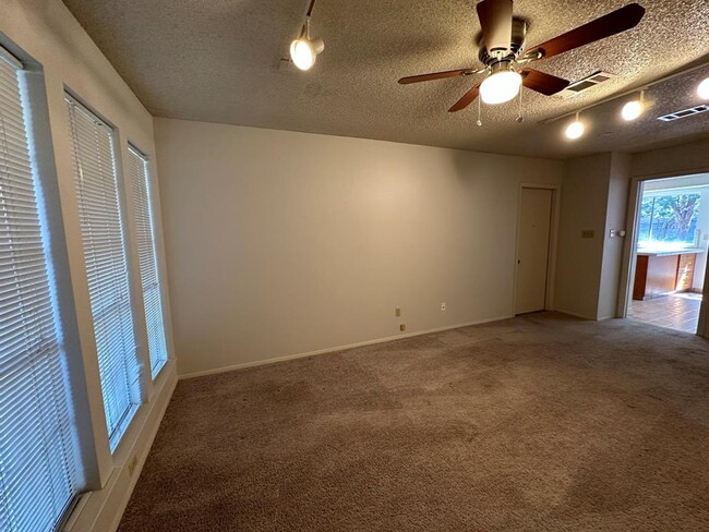 Building Photo - 2314 Farnswood Cir