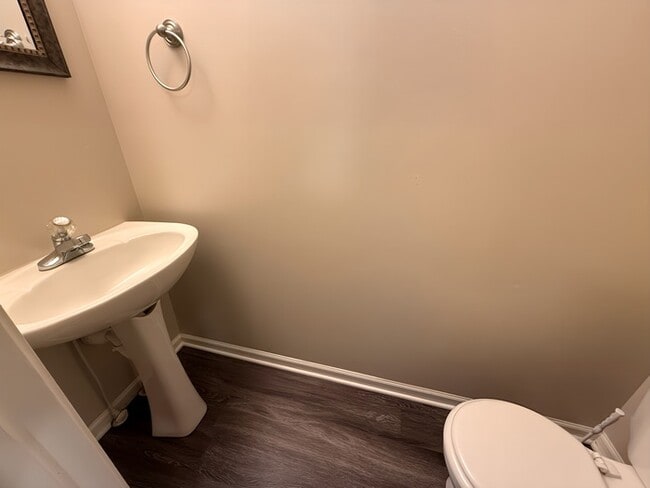 Building Photo - 2 Bed, 1.5 Bath Renovated Townhome!