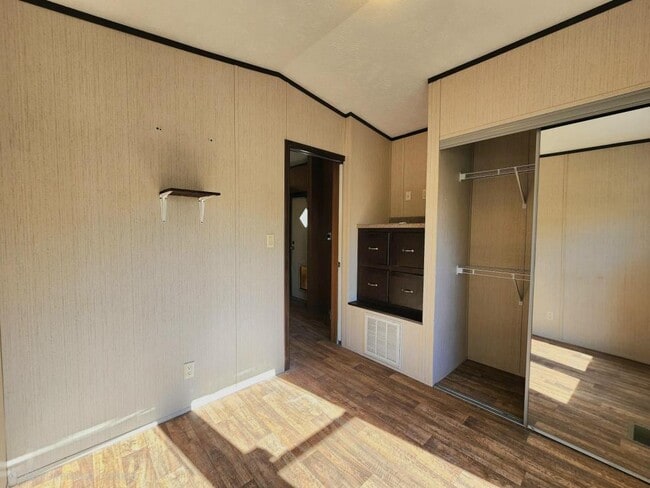 Building Photo - 140 Holy Temple St