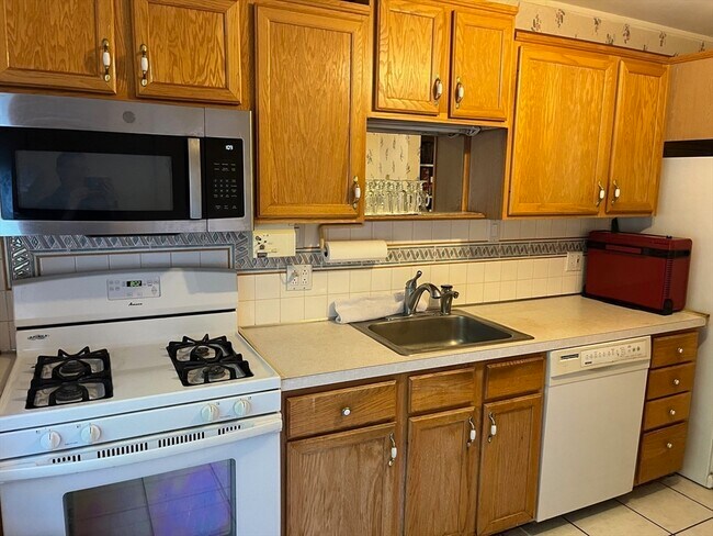 Building Photo - 49 Bayberry Dr