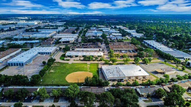 Building Photo - 10654 Hazelhurst Dr