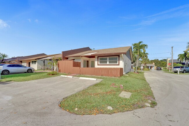 Building Photo - Beautifully Renovated 3BR/2BA Townhome in ...