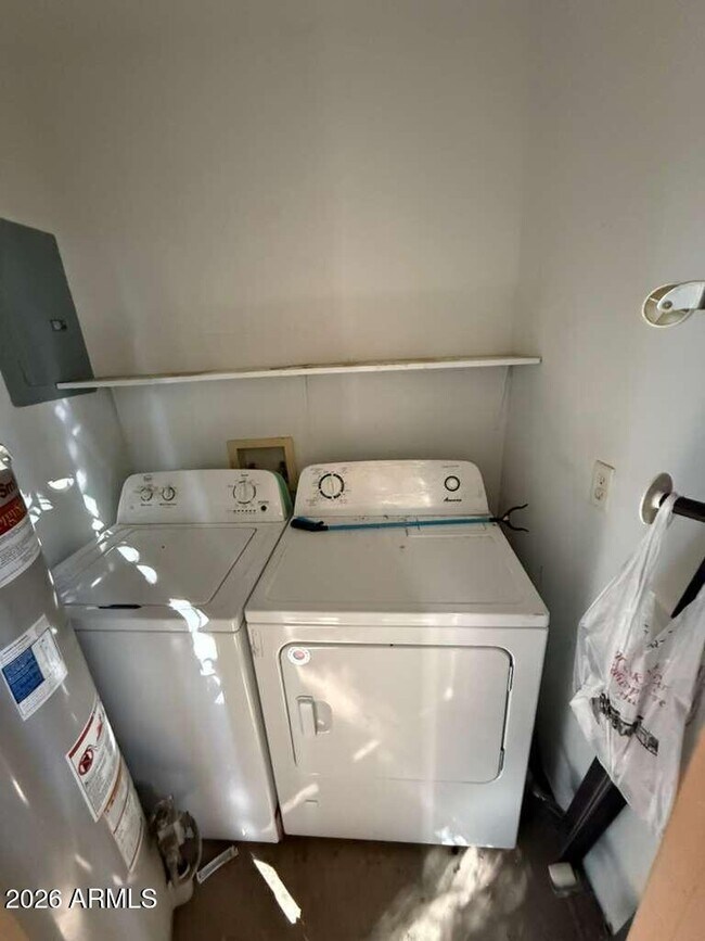 Building Photo - 1810 E 8th St