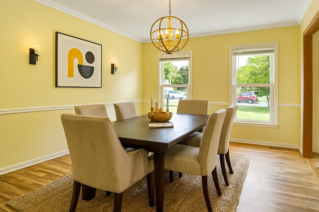 Building Photo - 630 Maple Ct